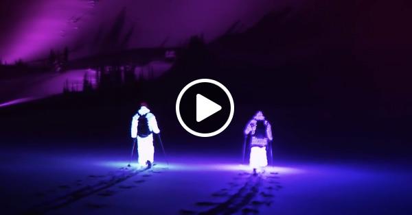 Два парня в светодиодных костюмах вышли кататься ночью на лыжах. Это надо видеть!